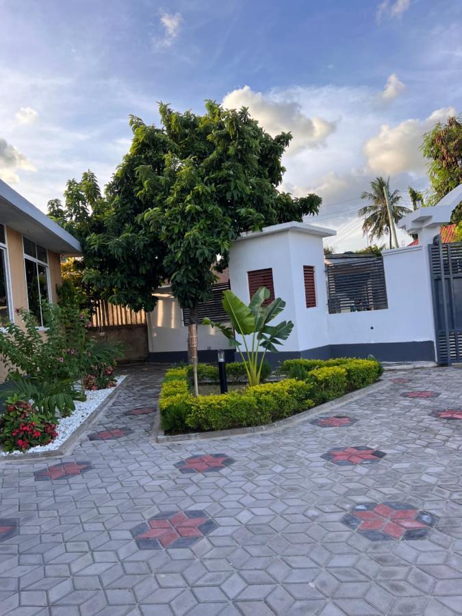 Haika Home Lodge Dar es Salaam Bagian luar foto